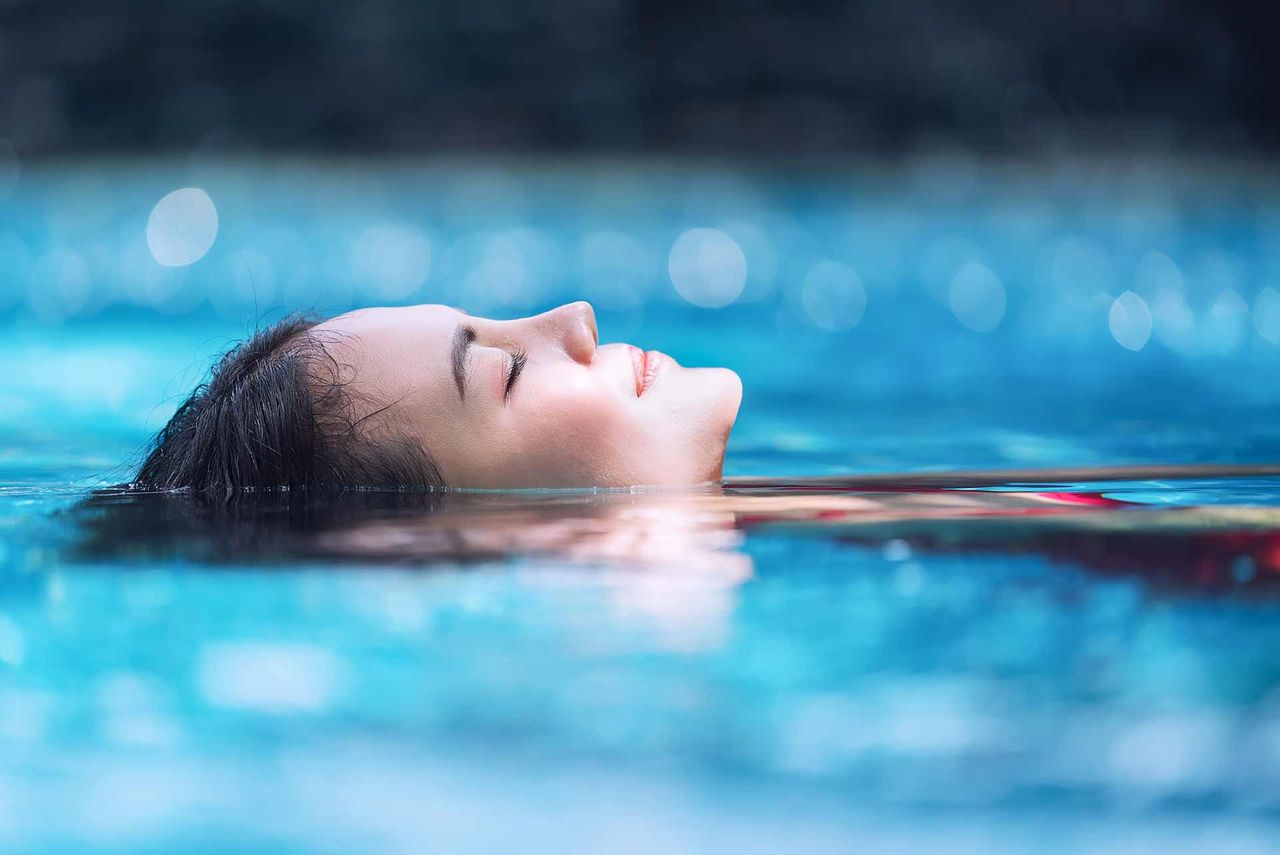 Frau entspannt im Pool